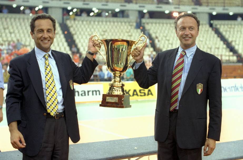 Julio Velasco e Angiolino Frigoni con la Coppa dell&#39;Europeo 1995 (Daniela Tarantini)